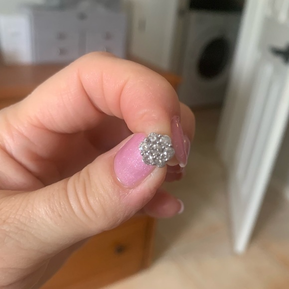 Genuine Custer Diamond earrings set in 10K white gold - Picture 7 of 13